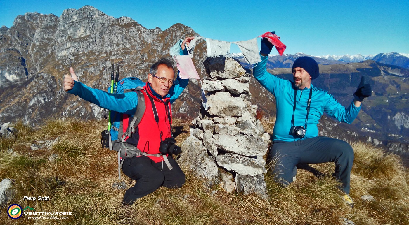 01 In vetta alla Corna Camozzera (1452 m).jpg